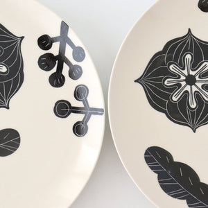 Fururu Rounbd Plate Black Flower M | Hasami Ware