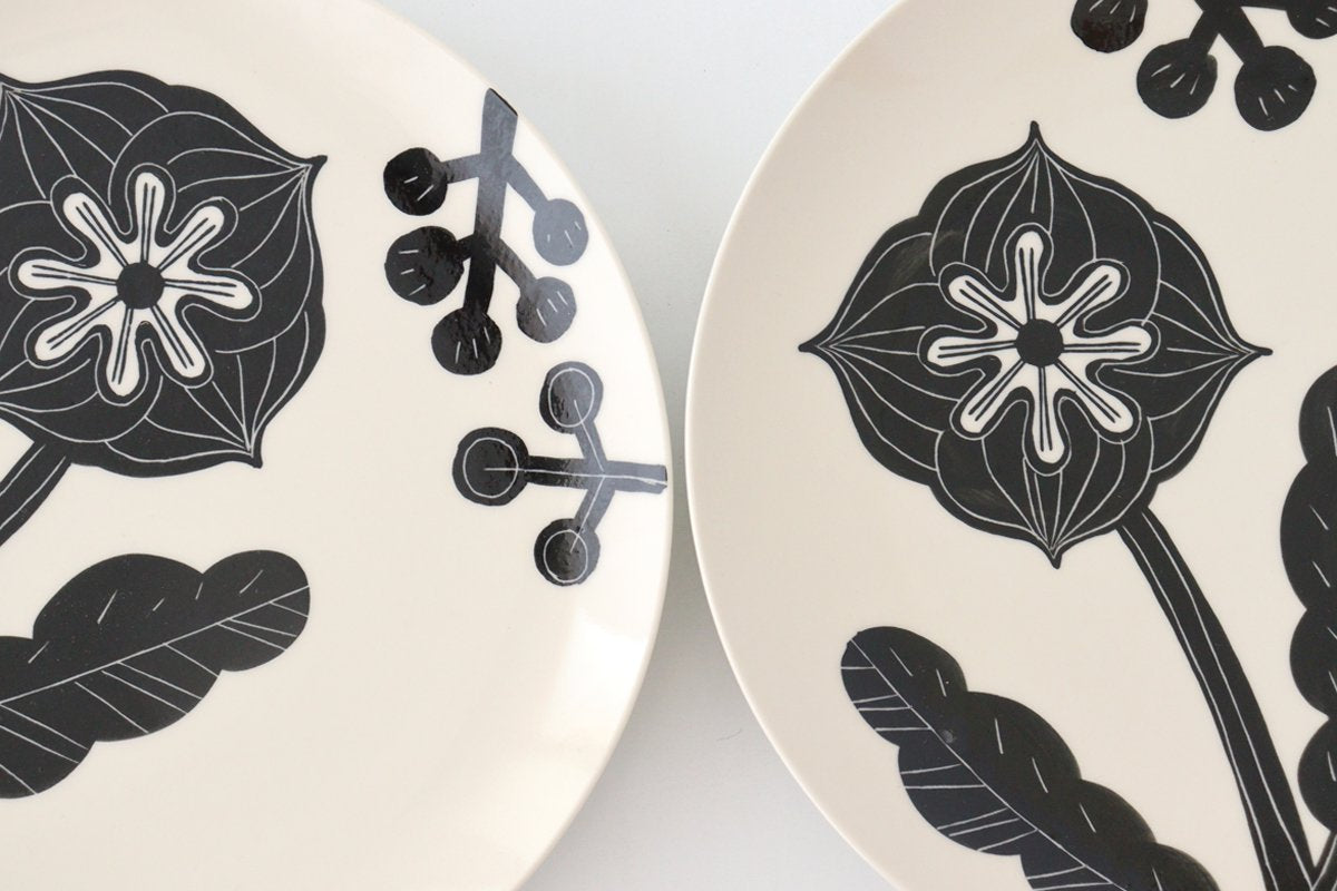 Fururu Rounbd Plate Black Flower M | Hasami Ware