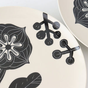 Fururu Rounbd Plate Black Flower M | Hasami Ware