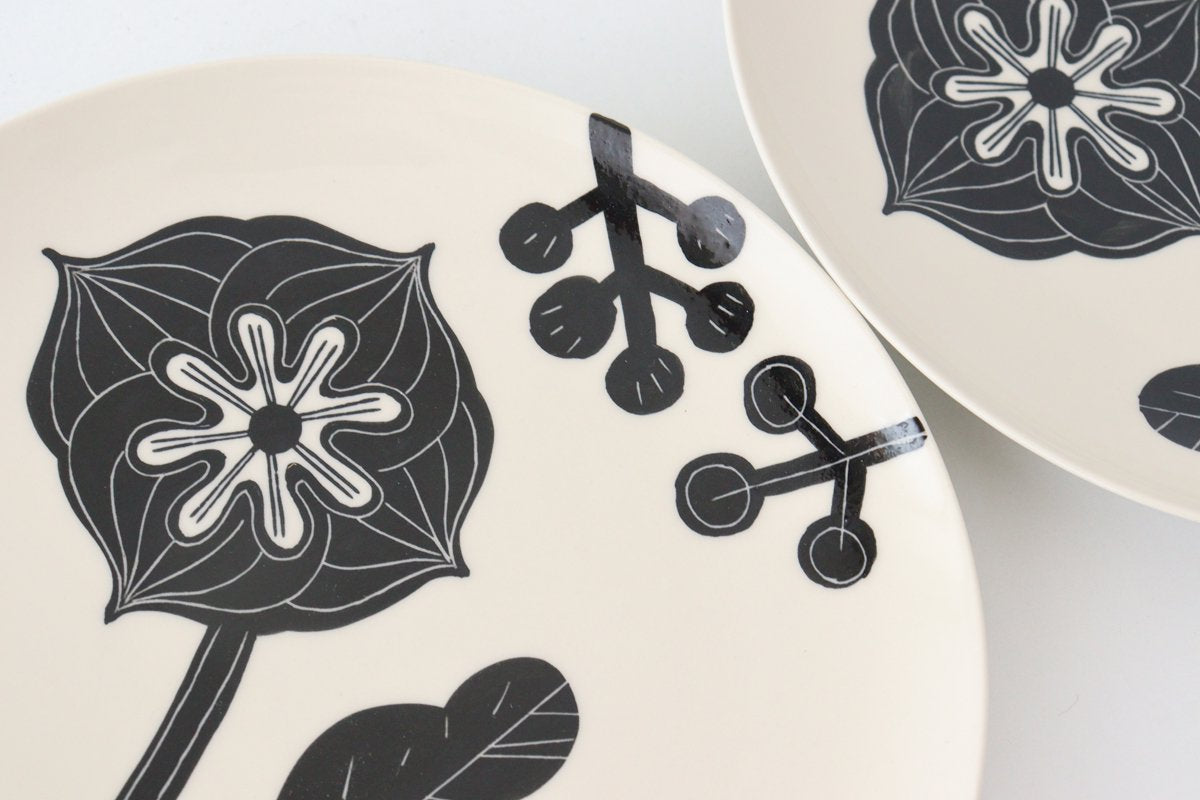 Fururu Rounbd Plate Black Flower M | Hasami Ware