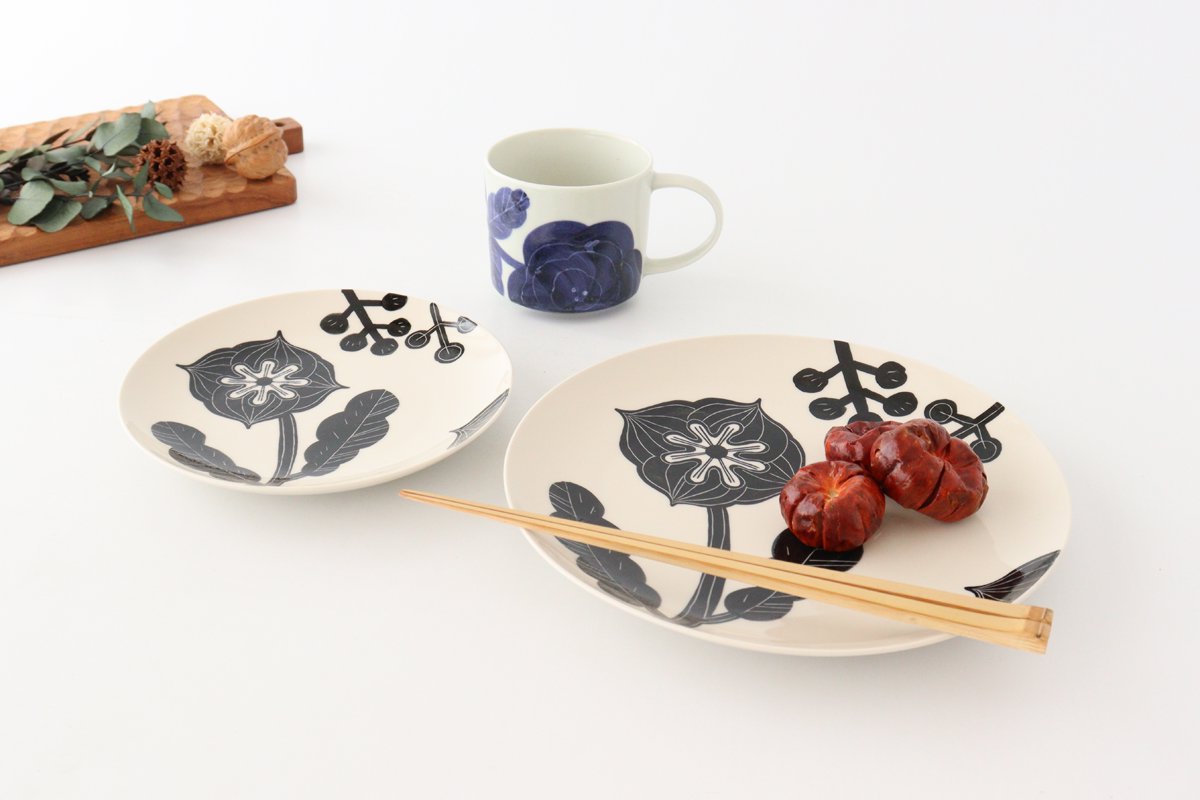 Fururu Rounbd Plate Black Flower M | Hasami Ware