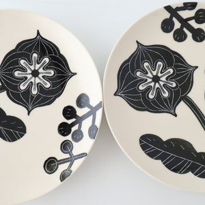 Fururu Rounbd Plate Black Flower S | Hasami Ware