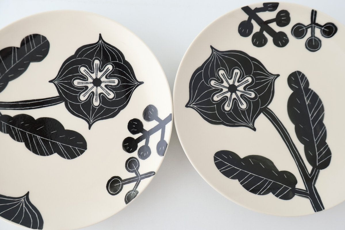 Fururu Rounbd Plate Black Flower S | Hasami Ware