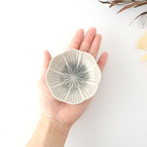 Flower-shaped and Cracked Small Plate Gray | Mino Ware