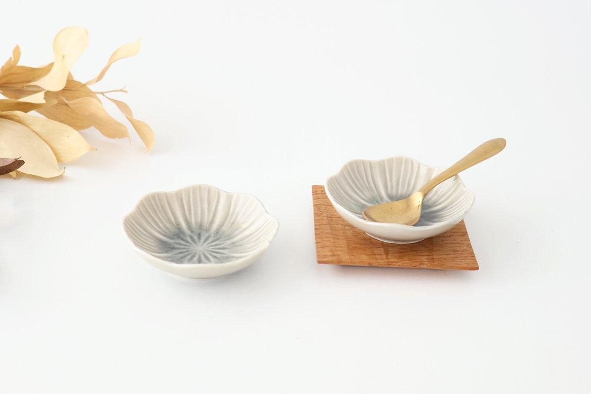 Flower-shaped and Cracked Small Plate Gray | Mino Ware