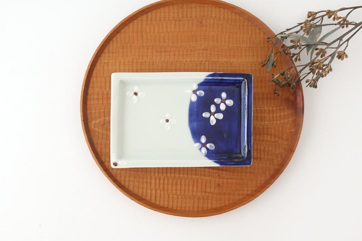 Small rectangular plate with indigo and seven flowers in gold leaf, porcelain, Hasami ware
