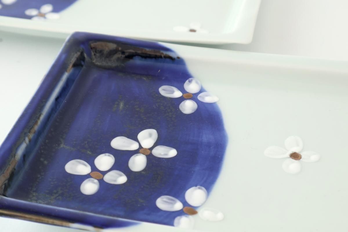 Small rectangular plate with indigo and seven flowers in gold leaf, porcelain, Hasami ware