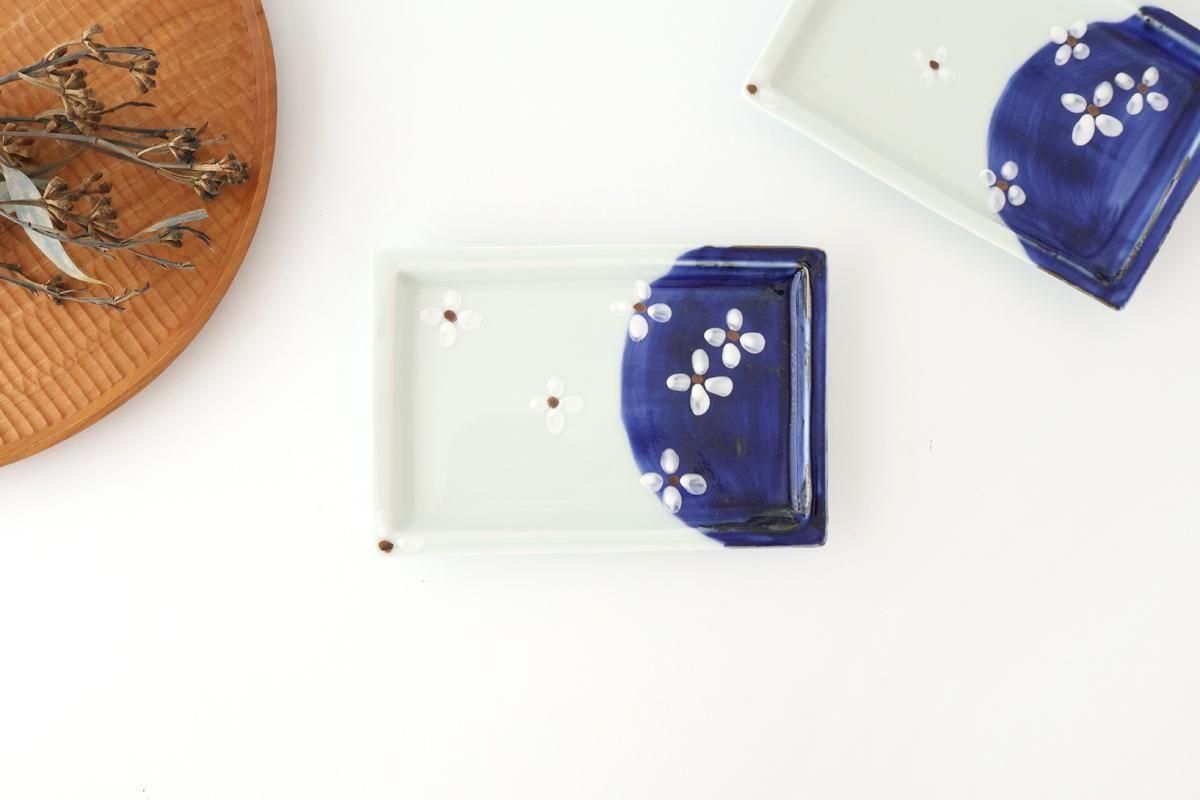 Small rectangular plate with indigo and seven flowers in gold leaf, porcelain, Hasami ware