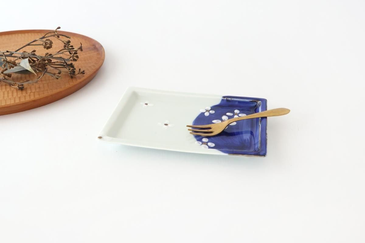 Small rectangular plate with indigo and seven flowers in gold leaf, porcelain, Hasami ware