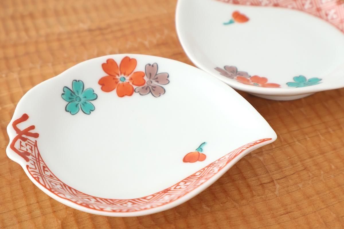 Peach-shaped Sauce Plate Red Cherry Blossom | Arita Ware