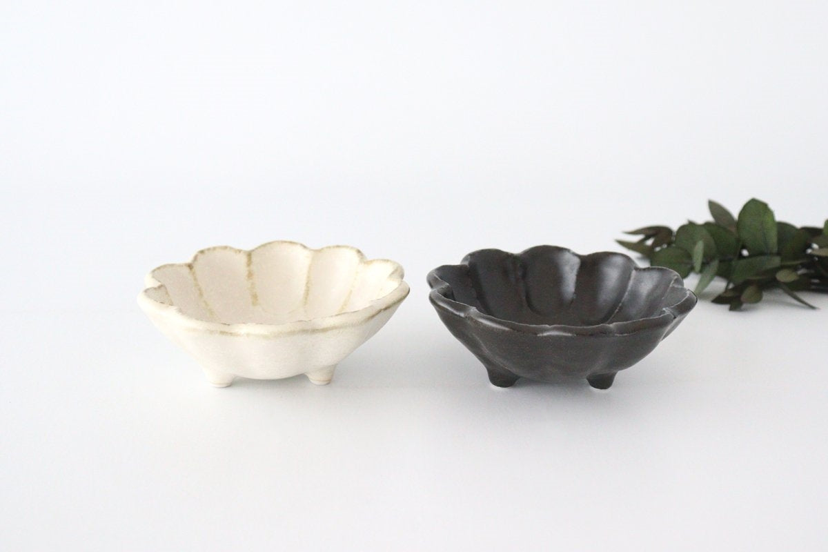 Small Bowl Black Chrysanthemum 9cm/3.5in | Kobachi Mino Ware