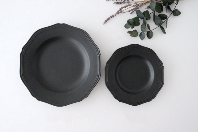 calme Flower Shaped Plate Matte Black| Hasami Ware