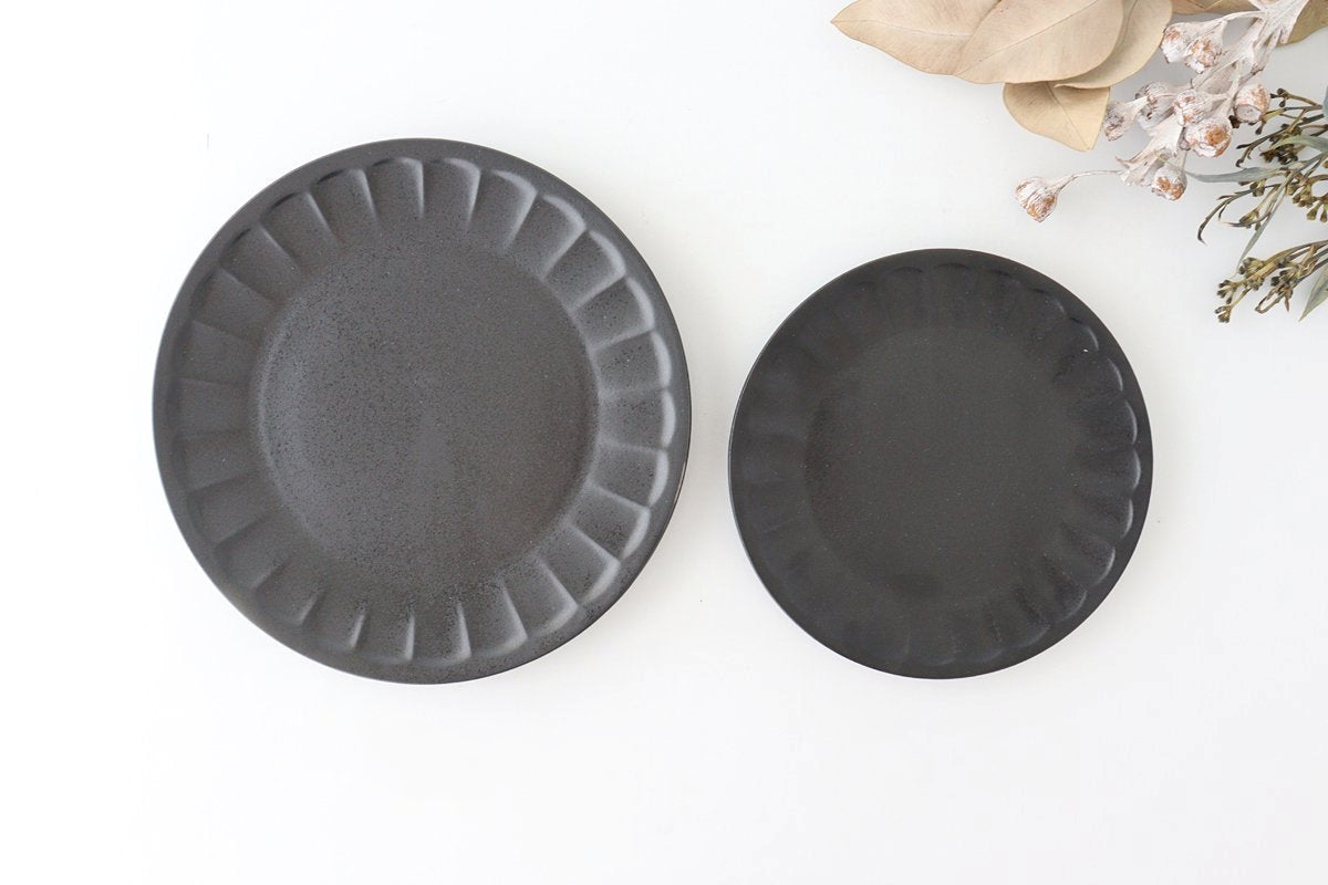 Flower-shaped Plate Matte Black L | Mino Ware