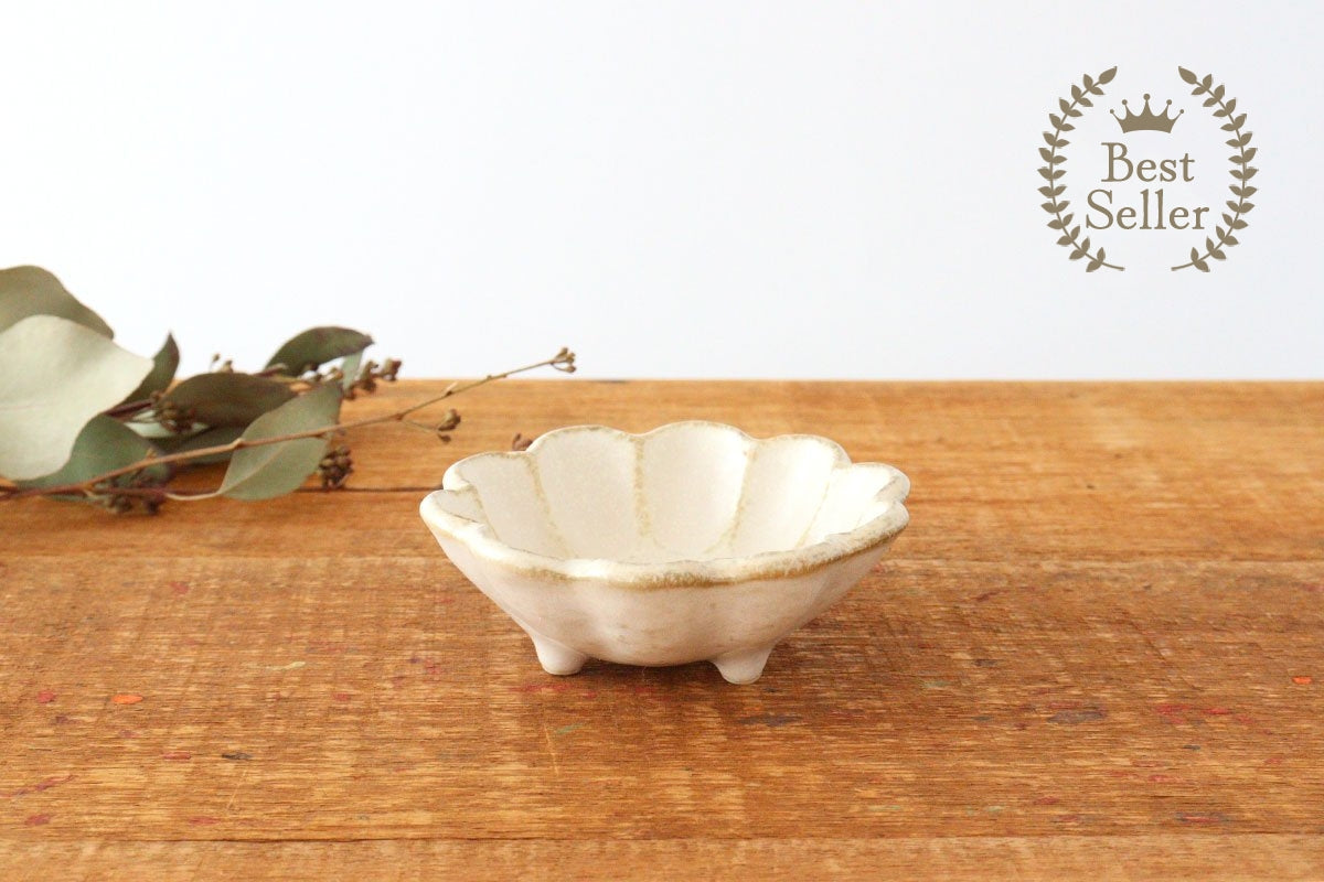 Small Bowl White Chrysanthemum 9cm/3.5in | Kobachi Mino Ware